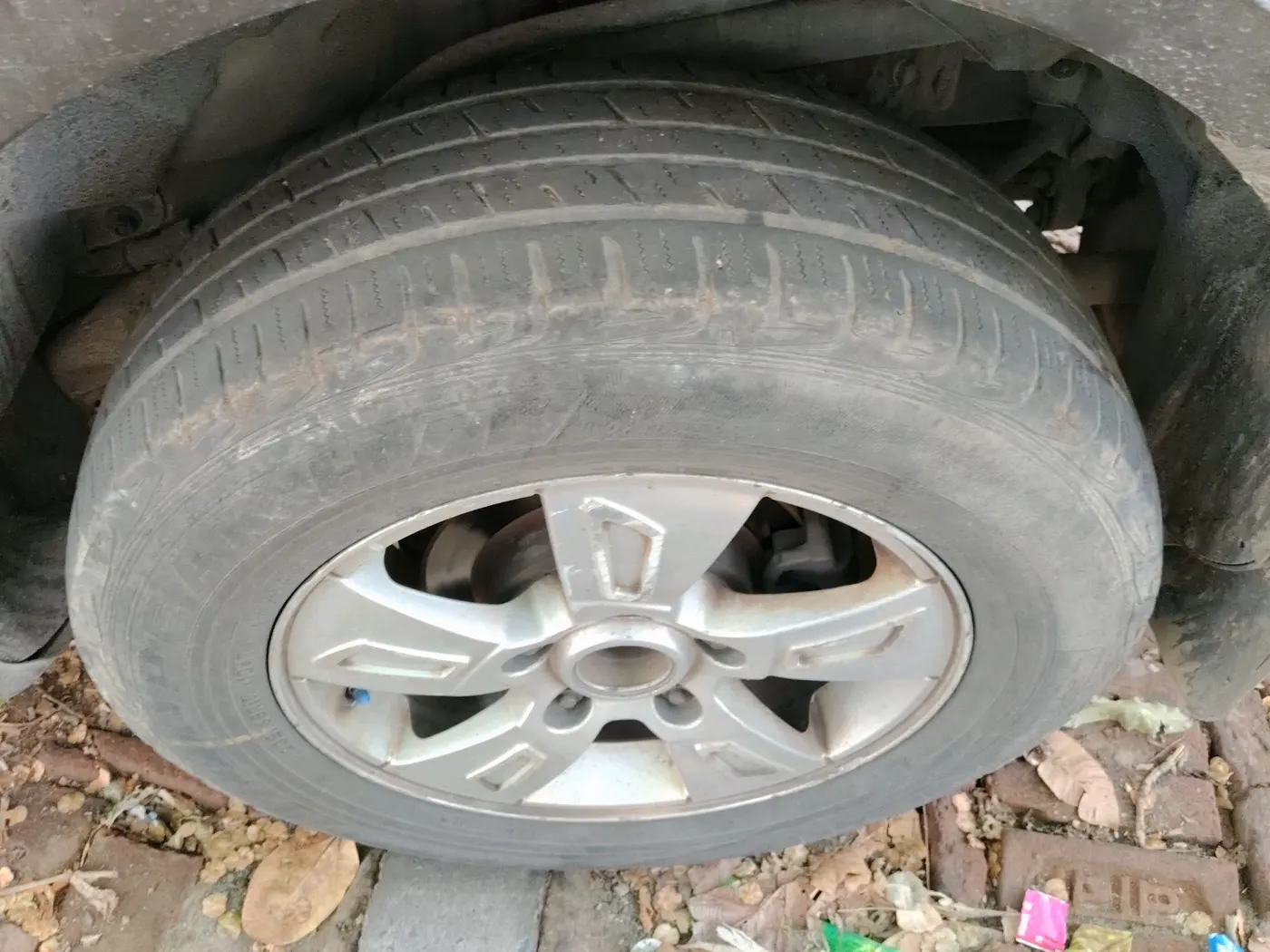 2012 Mahindra XUV500 W8, Diesel, Manual, 1,15,893 km, tyre