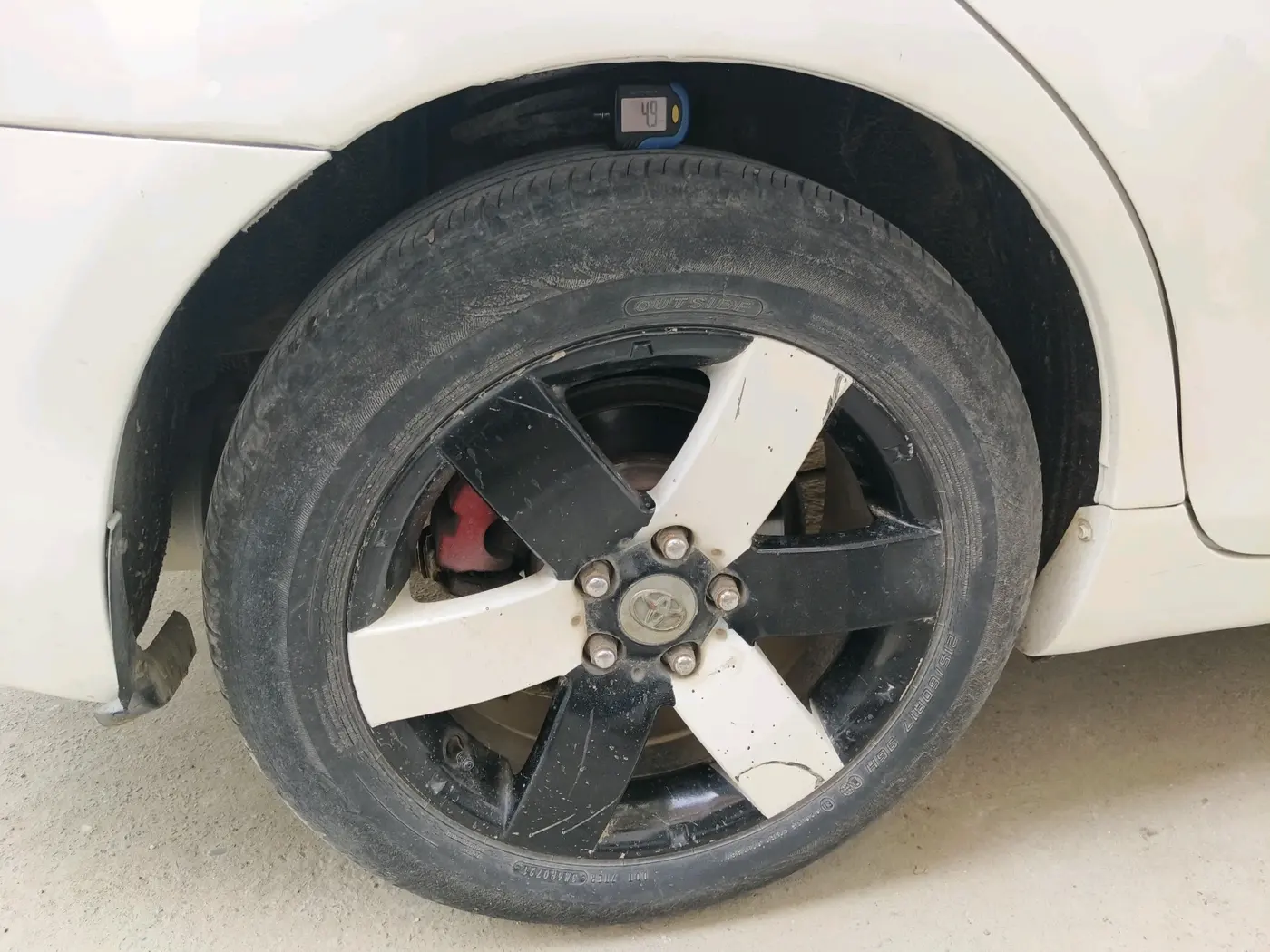 2011 Toyota Camry W4 AT, Petrol, Automatic, 2,25,880 km, tyre