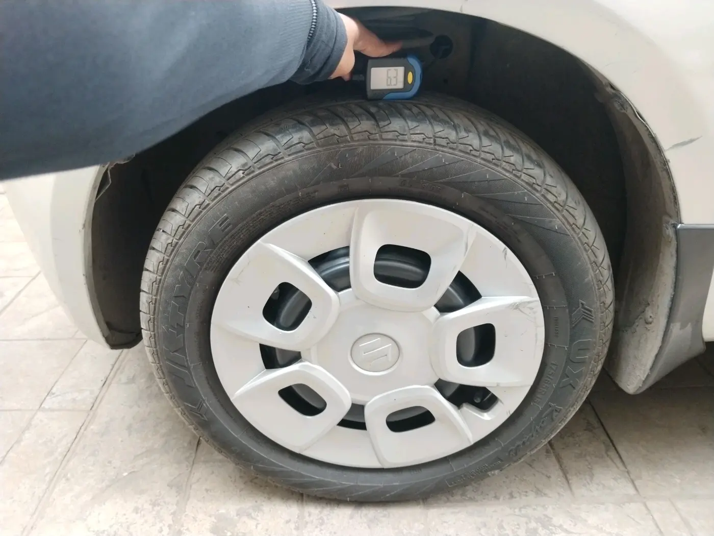 2017 Maruti IGNIS DELTA 1.2 AMT, CNG, Automatic, 1,21,712 km, tyre