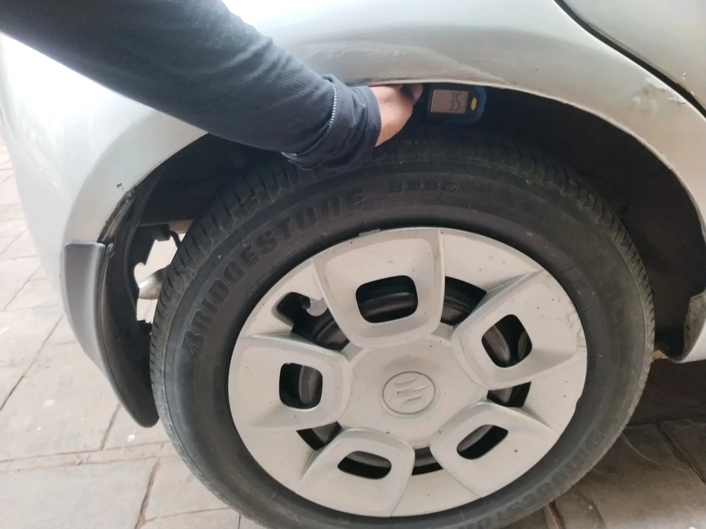 2017 Maruti IGNIS DELTA 1.2 AMT, CNG, Automatic, 1,21,712 km, tyre