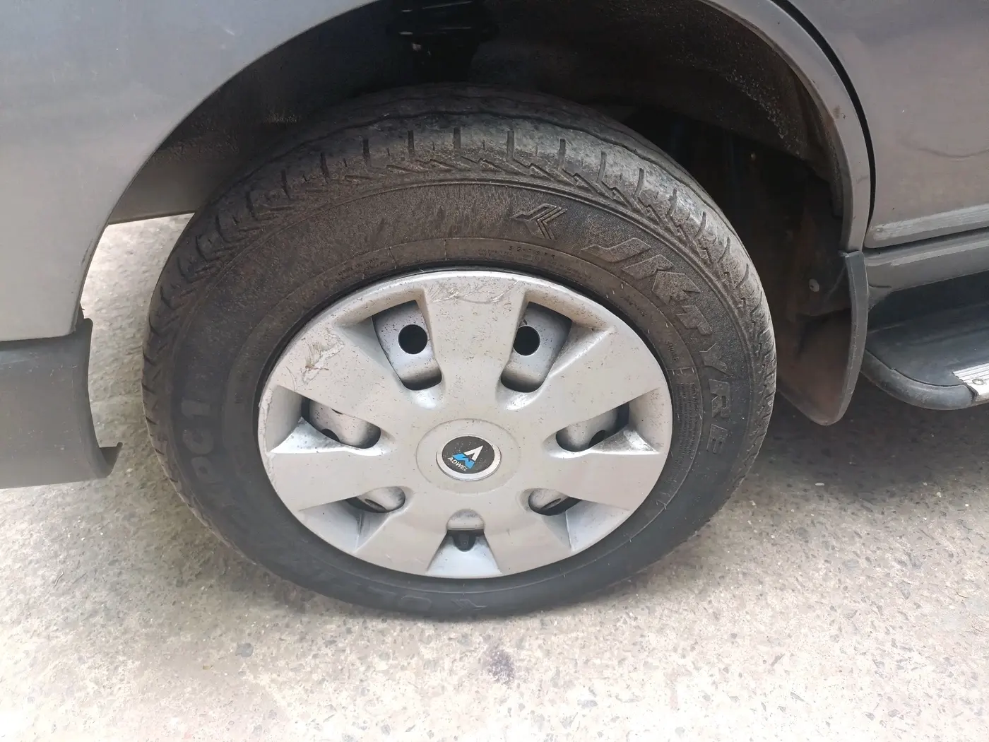2023 Maruti Eeco 5 STR AC CNG, CNG, Manual, 28,843 km, tyre