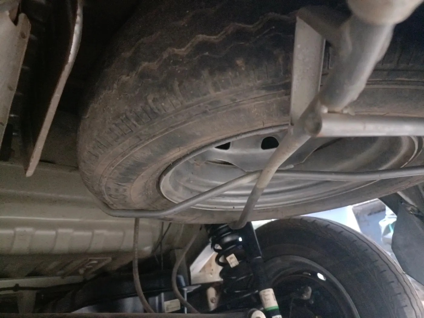 2023 Maruti Eeco 5 STR AC CNG, CNG, Manual, 28,843 km, tyre
