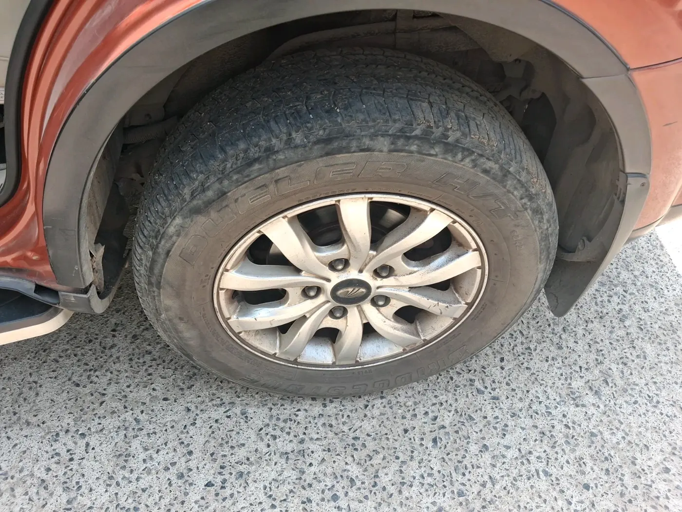 2015 Mahindra XUV500 W10, Diesel, Manual, 1,25,044 km, tyre