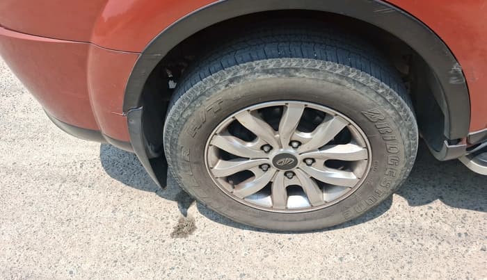 2015 Mahindra XUV500 W10, Diesel, Manual, 1,25,044 km, tyre