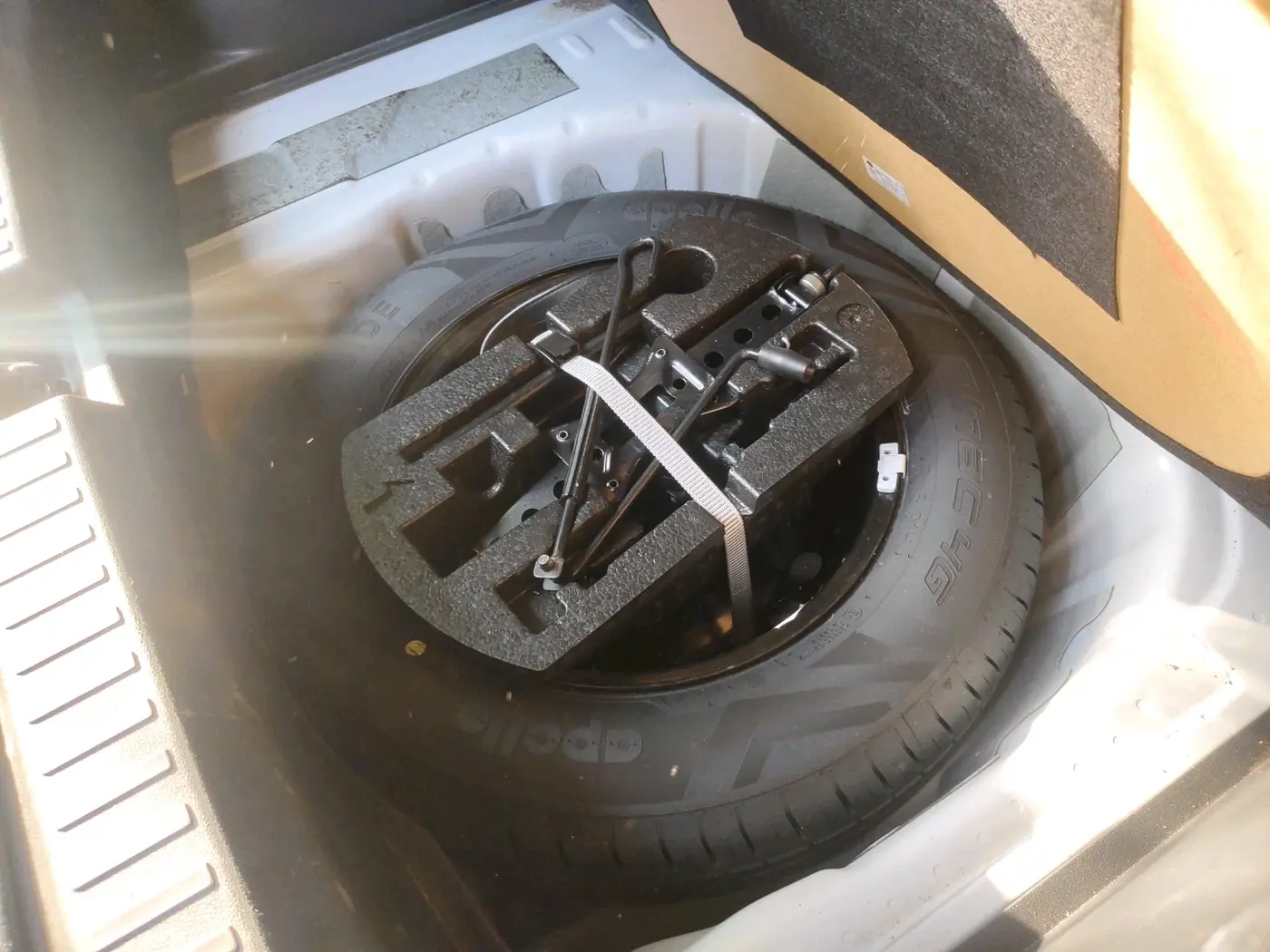 2021 Skoda KUSHAQ AMBITION 1.0L TSI AT, Petrol, Automatic, 53,078 km, tyre