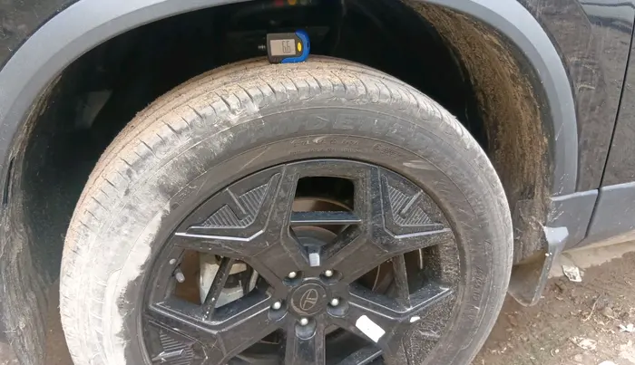 2024 Tata Safari ADVENTURE PLUS DARK EDITION AT, Diesel, Automatic, 8,917 km, tyre