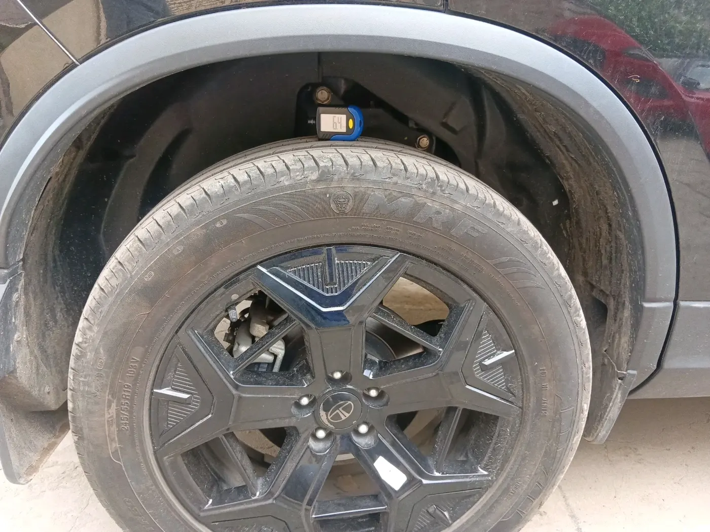 2024 Tata Safari ADVENTURE PLUS DARK EDITION AT, Diesel, Automatic, 8,917 km, tyre