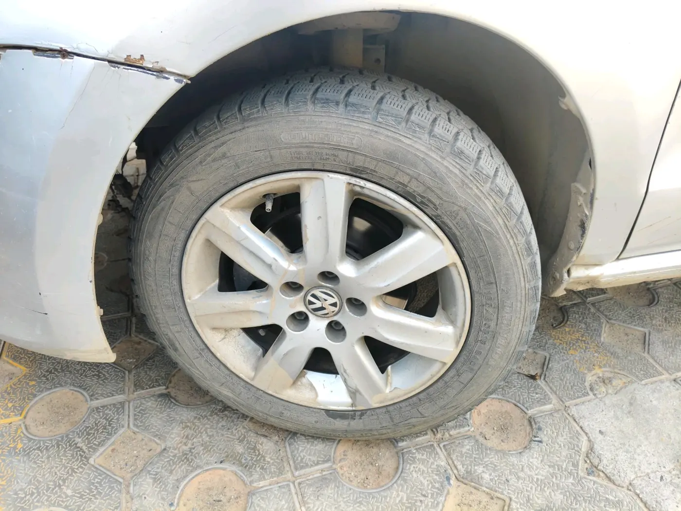 2011 Volkswagen Polo COMFORTLINE 1.2L PETROL, CNG, Manual, 1,36,820 km, tyre