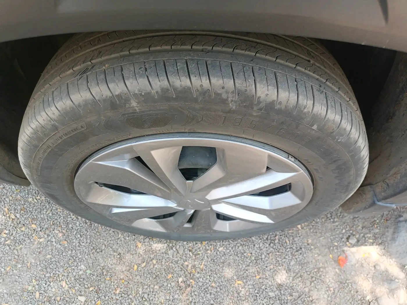 2023 Maruti FRONX DELTA CNG 1.2 MT, CNG, Manual, 28,967 km, tyre