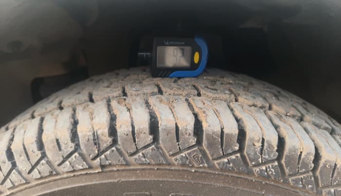 2016 Mahindra TUV300 T8 AMT, Diesel, Automatic, 1,17,605 km, tyre