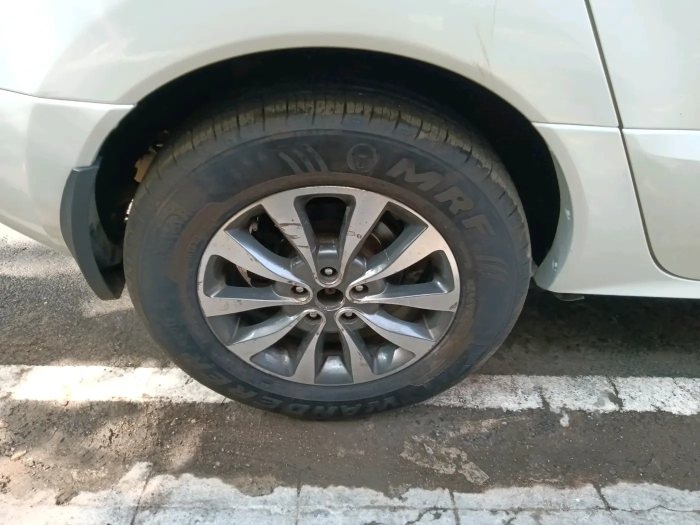 2013 Renault Koleos 4x4 AT, Diesel, Automatic, 1,42,540 km, tyre