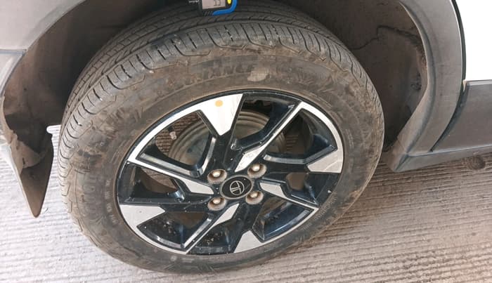 2024 Tata PUNCH ACCOMPLISHED DAZZLE SUNROOF CNG MT, CNG, Manual, 21,308 km, tyre
