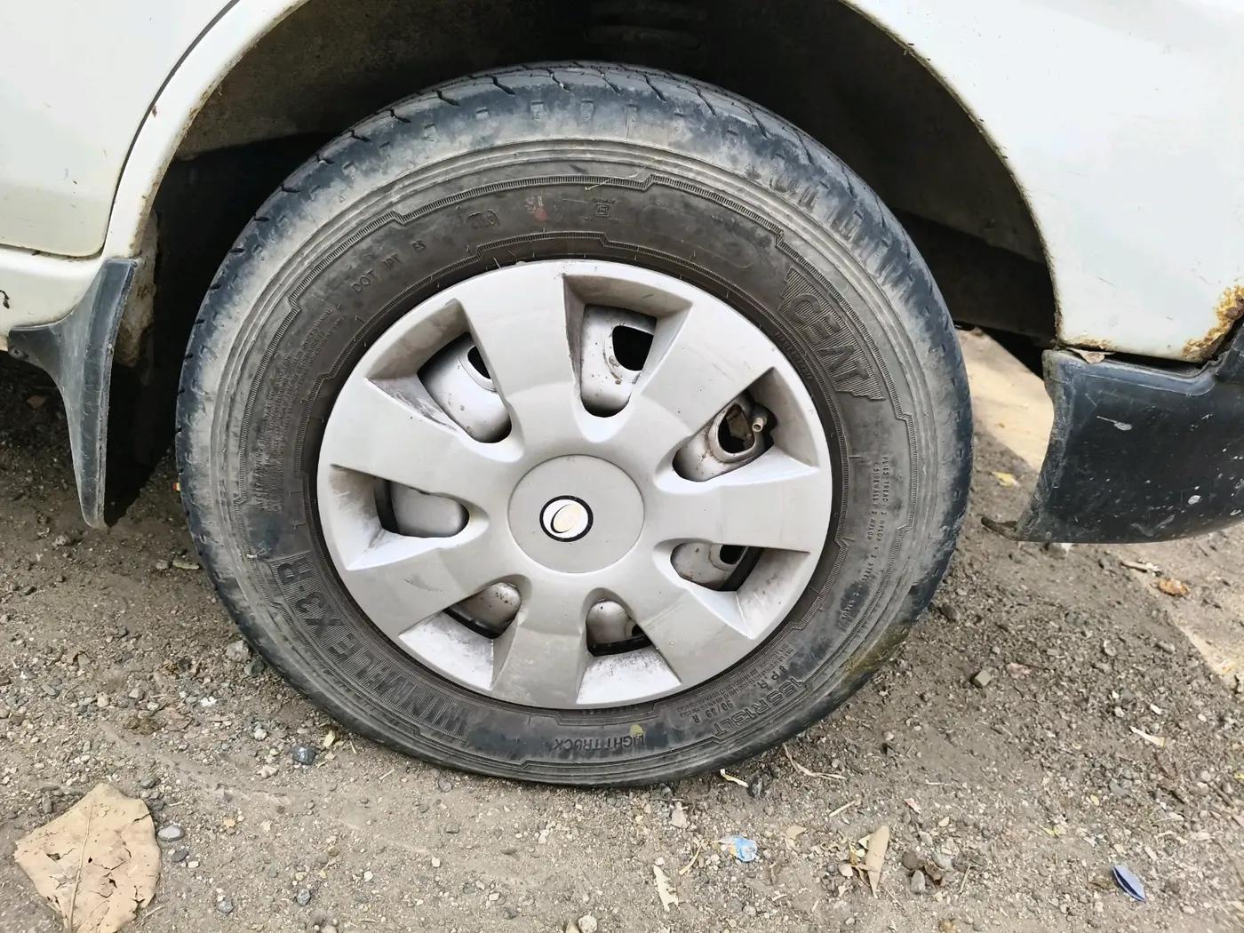2016 Maruti Eeco 7 STR, CNG, Manual, 1,07,345 km, tyre