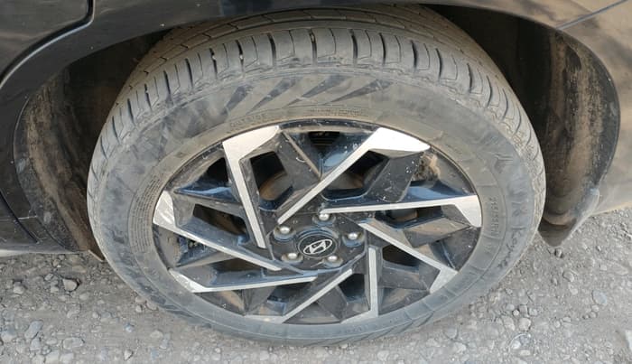 2024 Hyundai ALCAZAR Platinum 7 STR 1.5 Diesel MT, Diesel, Manual, 12,118 km, tyre