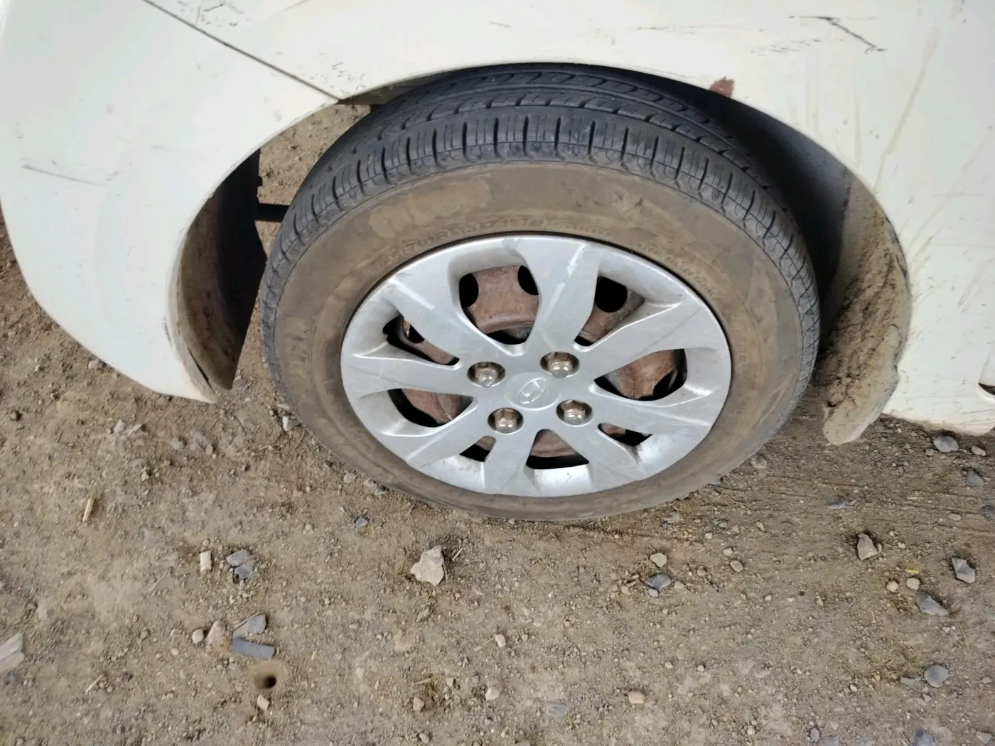 2014 Hyundai Eon MAGNA +, Petrol, Manual, 1,70,599 km, tyre