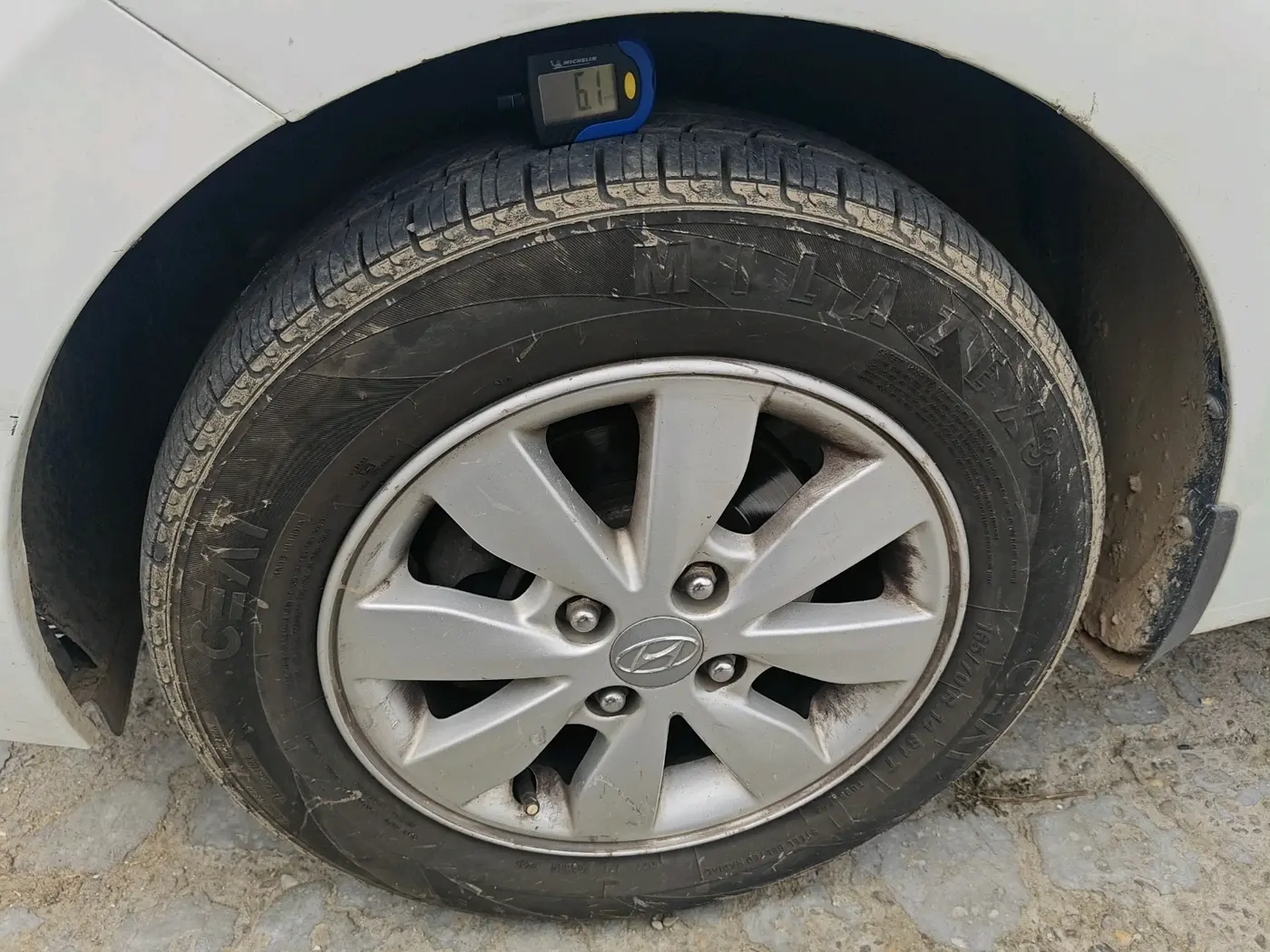 2016 Hyundai Xcent SX 1.2, CNG, Manual, 1,02,477 km, tyre