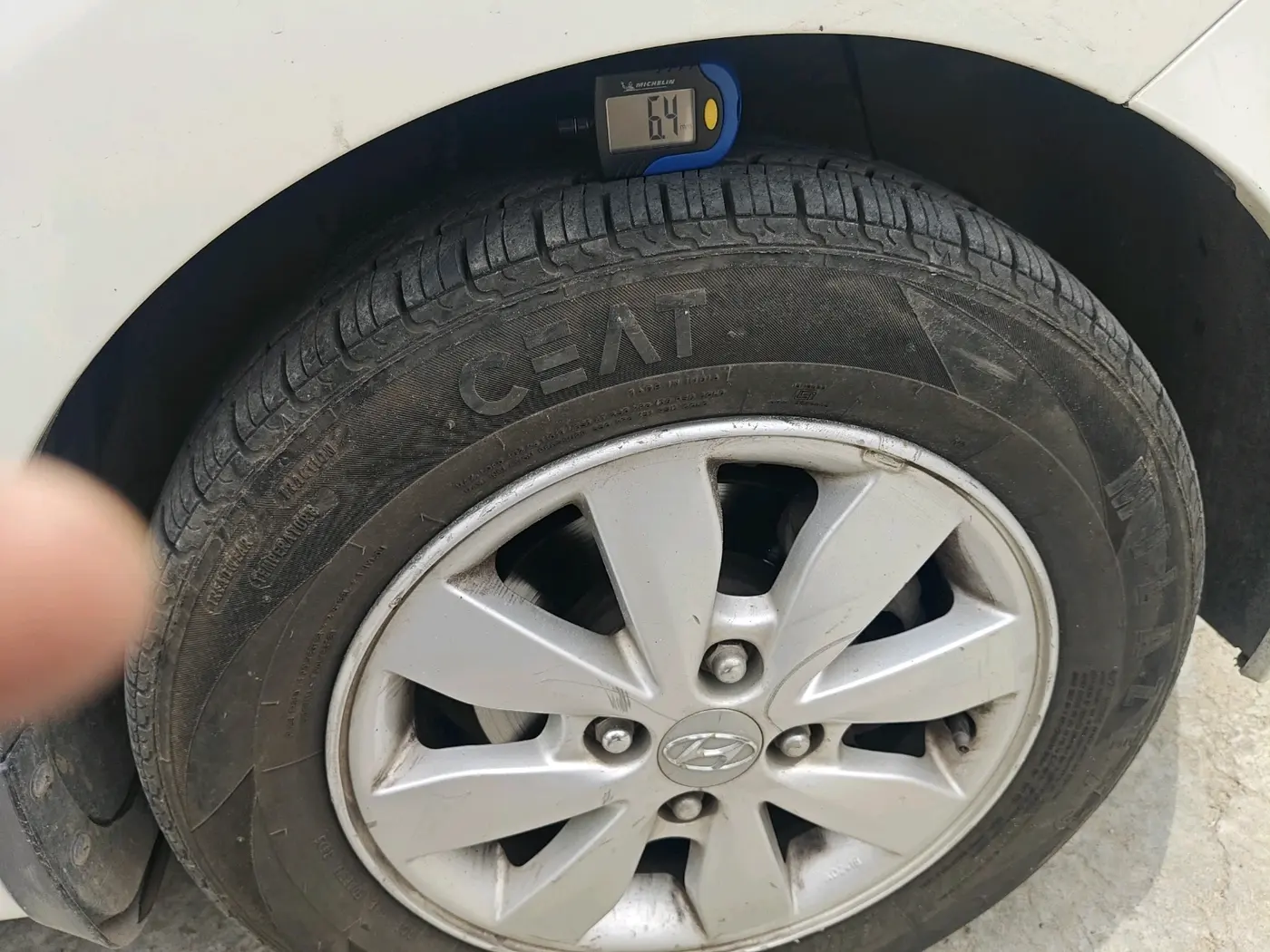 2016 Hyundai Xcent SX 1.2, CNG, Manual, 1,02,477 km, tyre