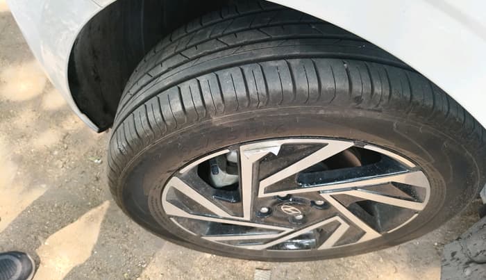 2025 Hyundai NEW I20 ASTA 1.2 MT, Petrol, Manual, 1,018 km, tyre