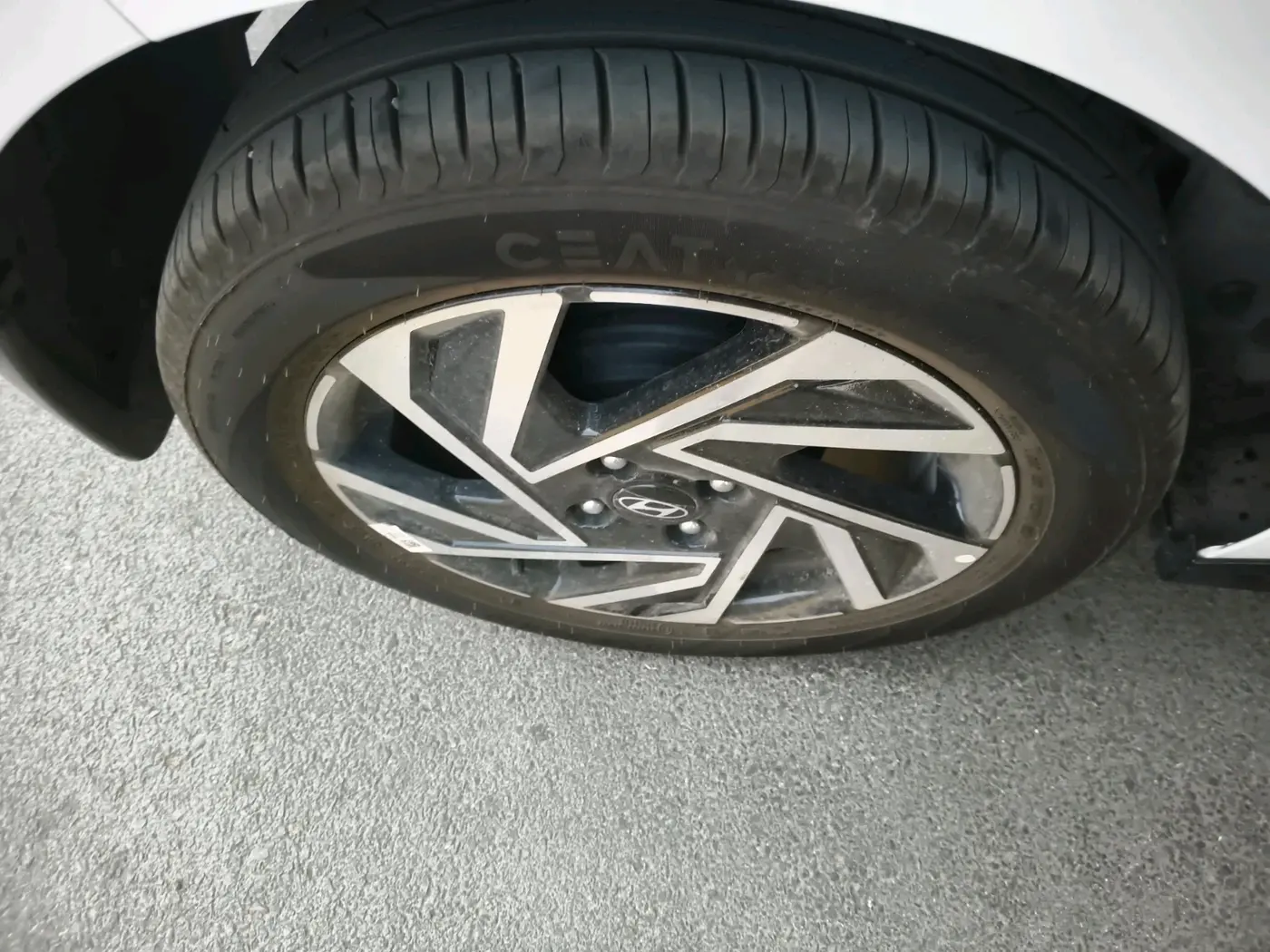 2025 Hyundai NEW I20 ASTA 1.2 MT, Petrol, Manual, 1,018 km, tyre