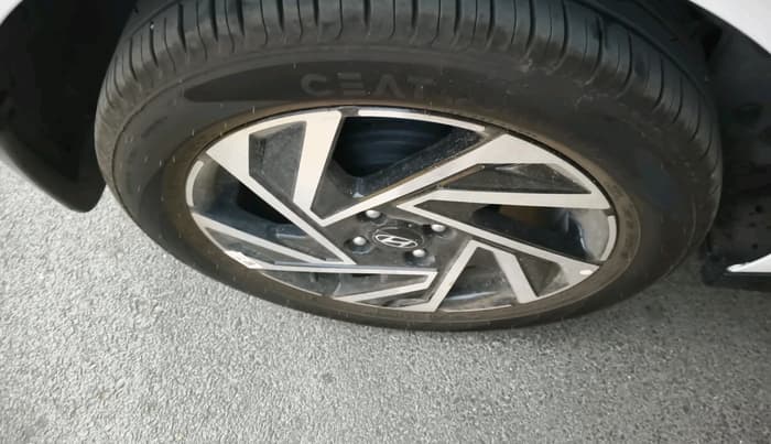 2025 Hyundai NEW I20 ASTA 1.2 MT, Petrol, Manual, 1,018 km, tyre