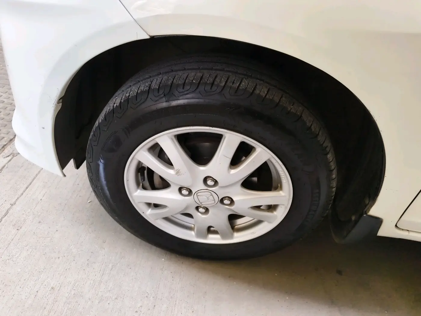 2013 Honda Brio V MT, Petrol, Manual, 84,993 km, tyre