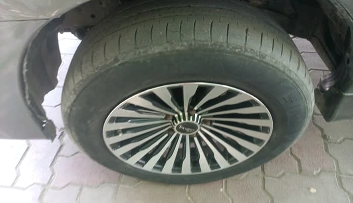 2012 Toyota Innova 2.5 GX 8 STR, Diesel, Manual, 1,87,729 km, tyre