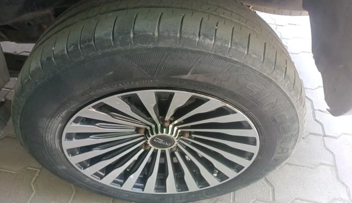 2012 Toyota Innova 2.5 GX 8 STR, Diesel, Manual, 1,87,729 km, tyre