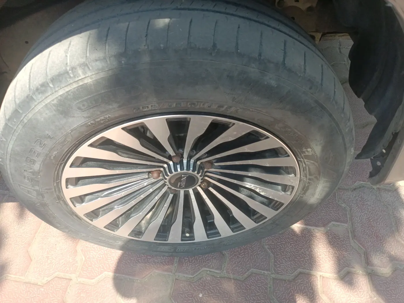 2012 Toyota Innova 2.5 GX 8 STR, Diesel, Manual, 1,87,729 km, tyre