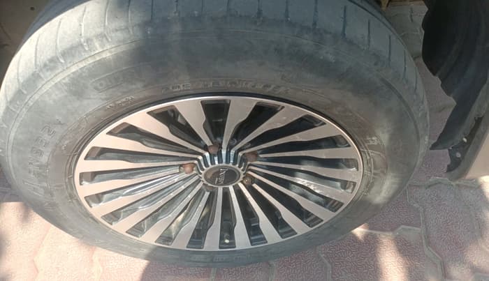 2012 Toyota Innova 2.5 GX 8 STR, Diesel, Manual, 1,87,729 km, tyre