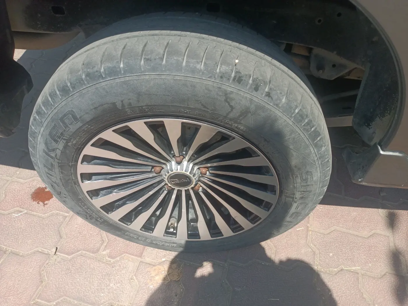 2012 Toyota Innova 2.5 GX 8 STR, Diesel, Manual, 1,87,729 km, tyre