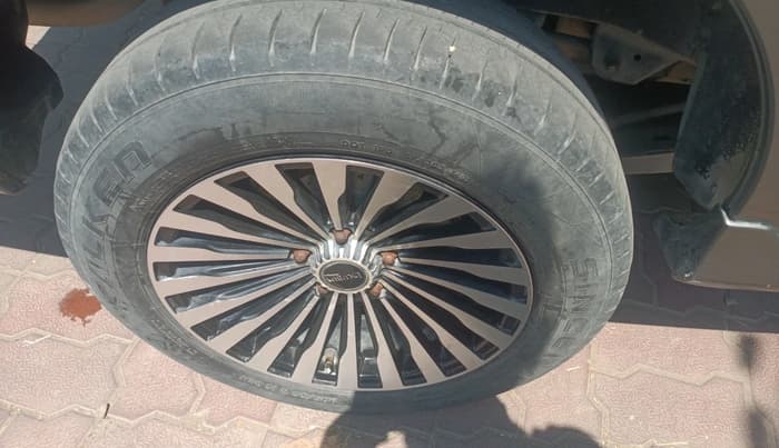 2012 Toyota Innova 2.5 GX 8 STR, Diesel, Manual, 1,87,729 km, tyre