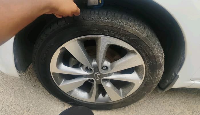 2017 Hyundai Elite i20 ASTA 1.2 (O), Petrol, Manual, 34,884 km, tyre