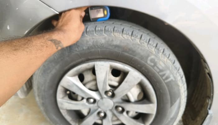 2013 Hyundai Eon ERA +, CNG, Manual, 2,41,548 km, tyre