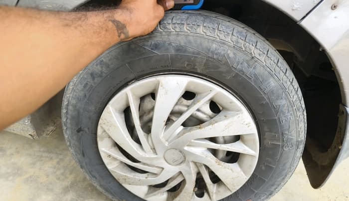 2013 Hyundai Eon ERA +, CNG, Manual, 2,41,548 km, tyre