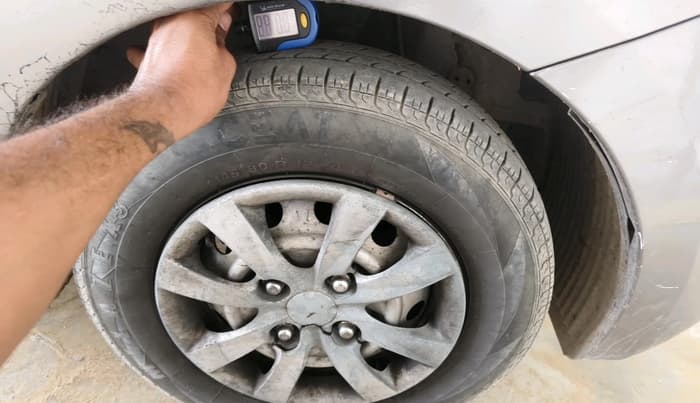2013 Hyundai Eon ERA +, CNG, Manual, 2,41,548 km, tyre