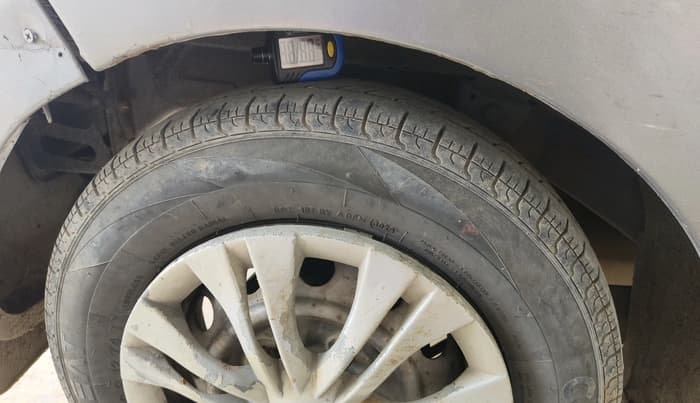 2013 Hyundai Eon ERA +, CNG, Manual, 2,41,548 km, tyre