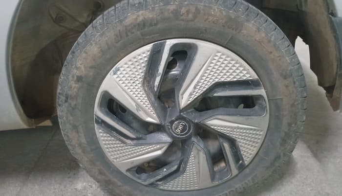 2016 Toyota Etios Liva GD, Diesel, Manual, 2,82,948 km, tyre