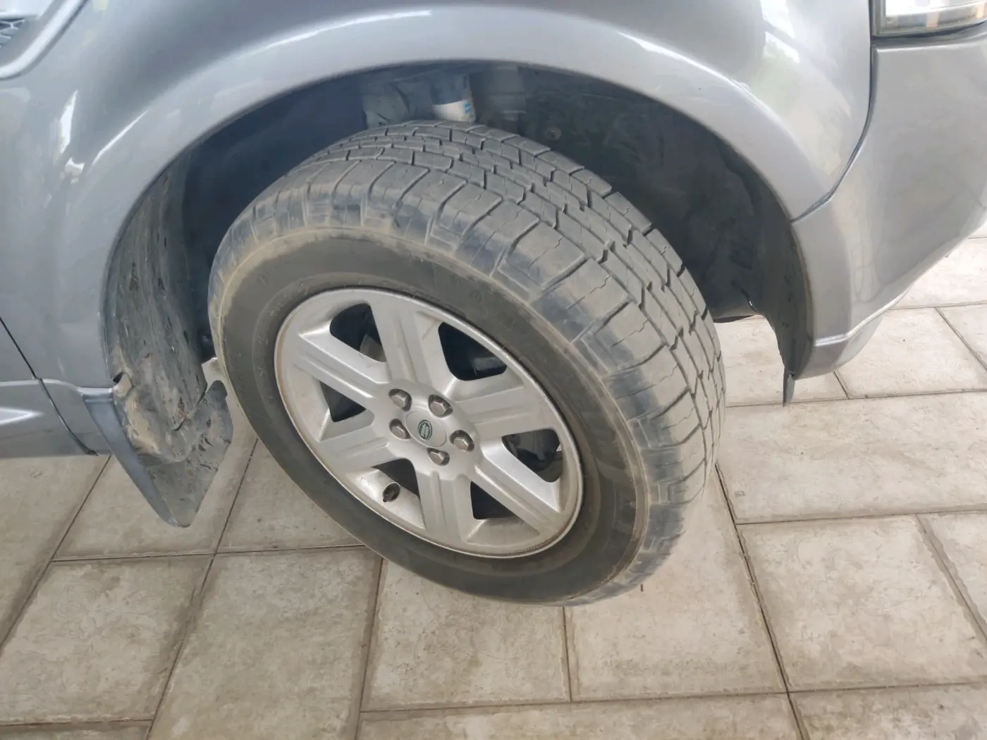 2013 Landrover Freelander 2 TD4 SE, Diesel, Automatic, 1,12,300 km, tyre