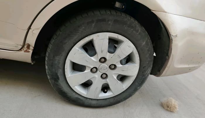 2010 Hyundai Verna XI, CNG, Manual, 1,09,969 km, tyre