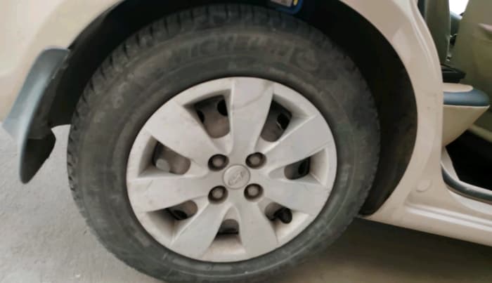 2010 Hyundai Verna XI, CNG, Manual, 1,09,969 km, tyre