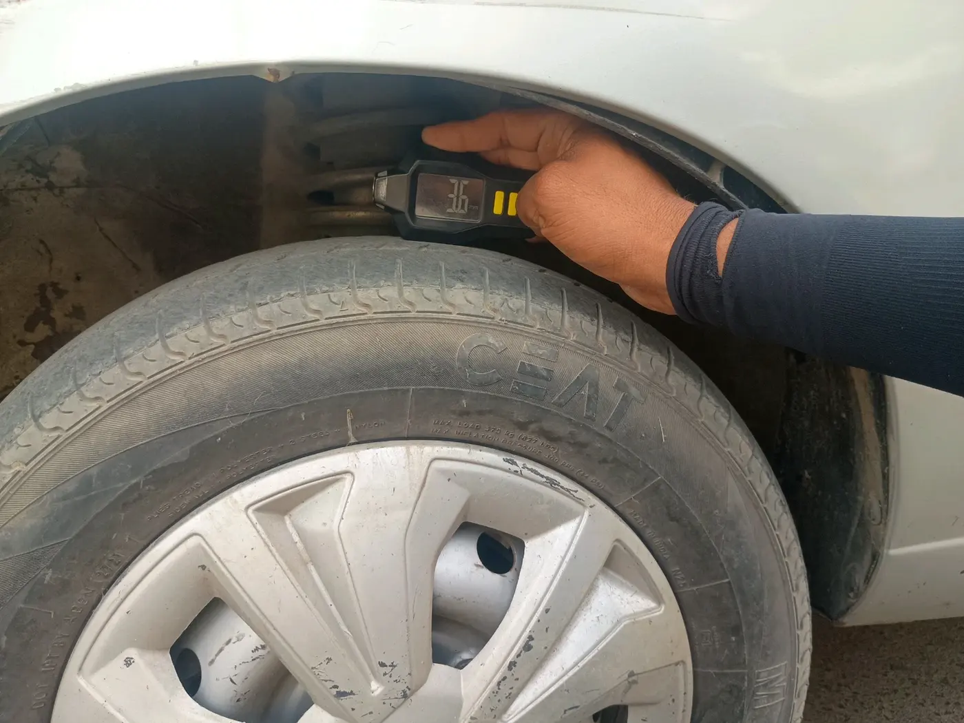 2011 Maruti Alto LXI, CNG, Manual, 1,03,504 km, tyre