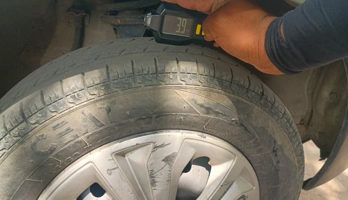 2011 Maruti Alto LXI, CNG, Manual, 1,03,504 km, tyre