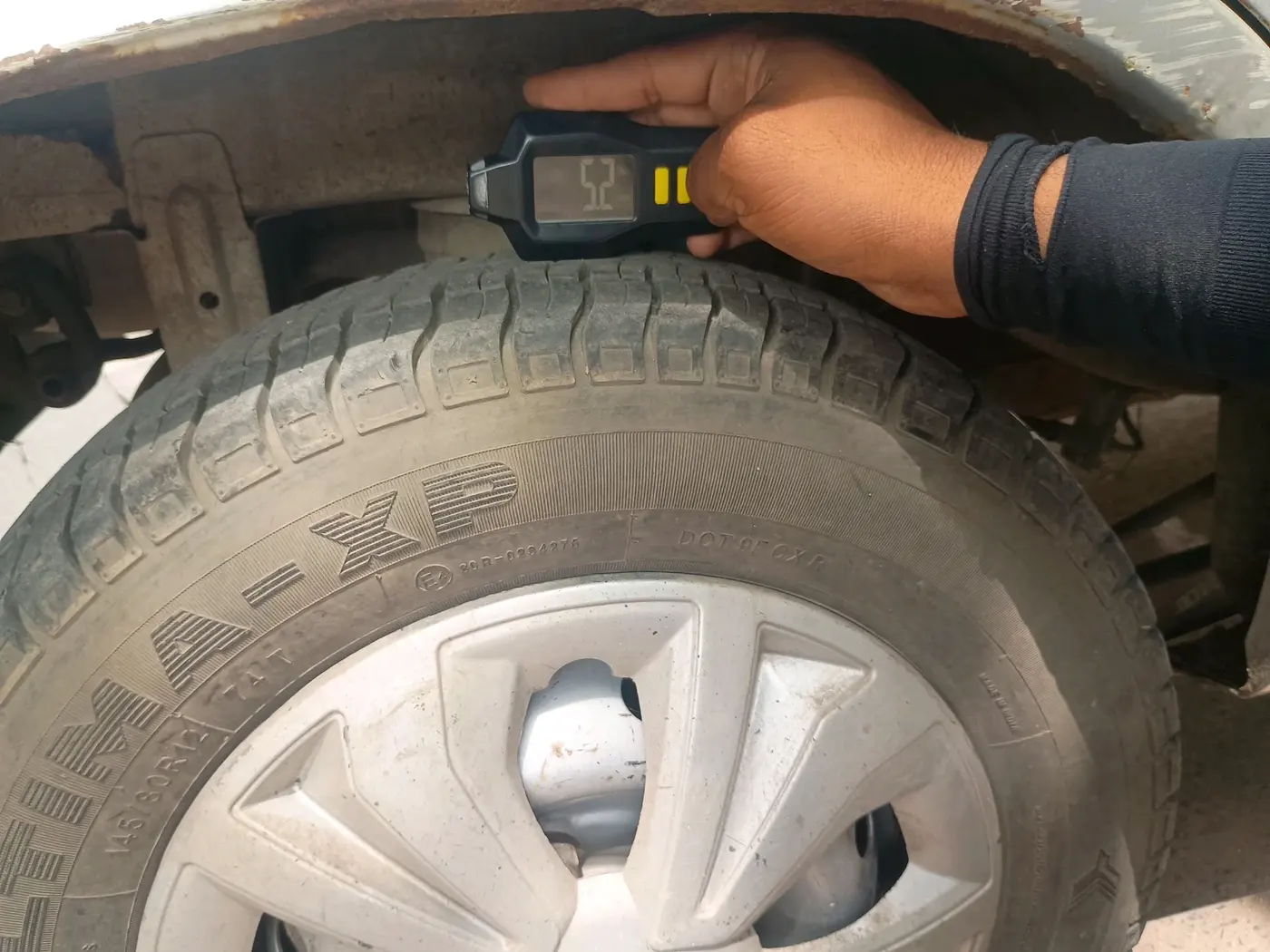 2011 Maruti Alto LXI, CNG, Manual, 1,03,504 km, tyre