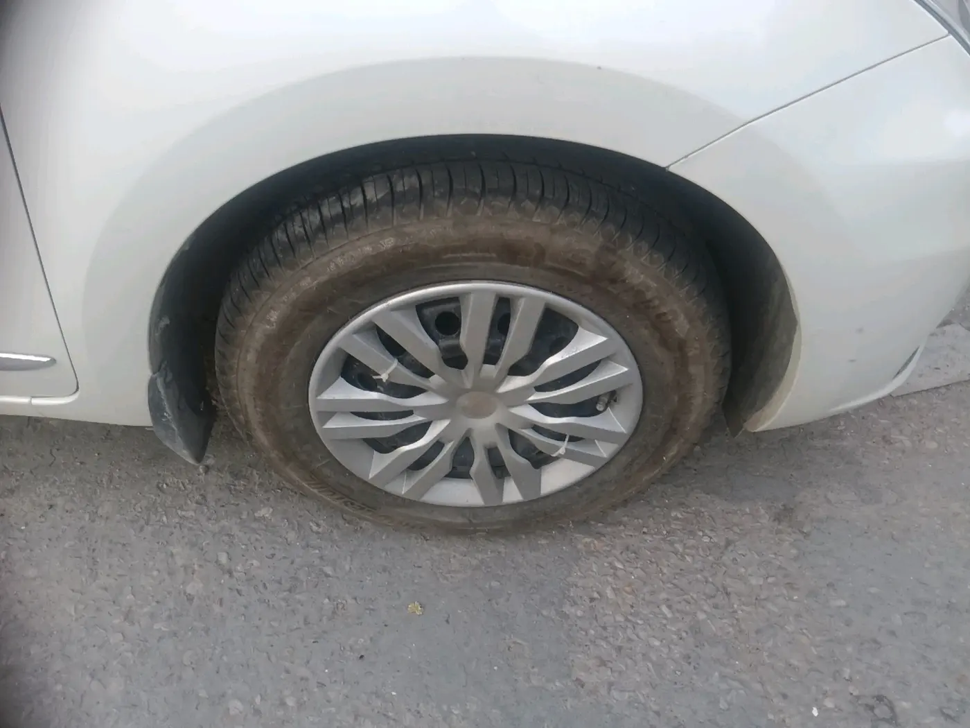 2022 Maruti Dzire VXI, Petrol, Manual, 75,957 km, tyre