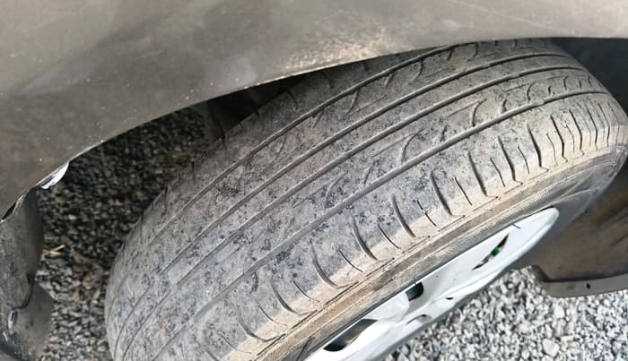 2016 Maruti Swift Dzire VXI, CNG, Manual, 1,03,927 km, tyre