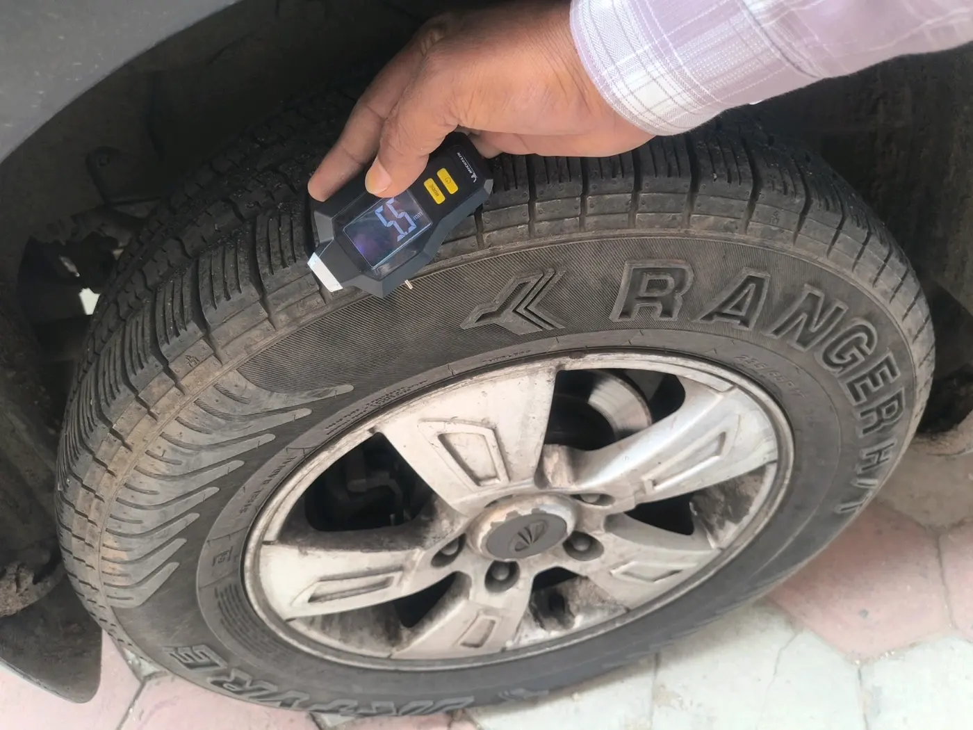 2015 Mahindra XUV500 W8, Diesel, Manual, 90,000 km, tyre