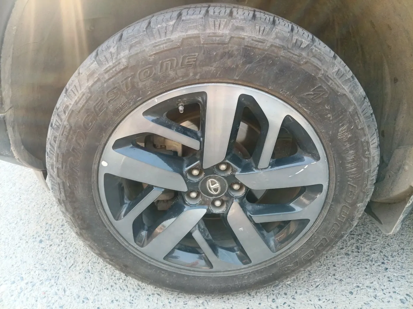 2023 Tata Safari XZA PLUS DARK EDITION, Diesel, Automatic, 1,43,951 km, tyre