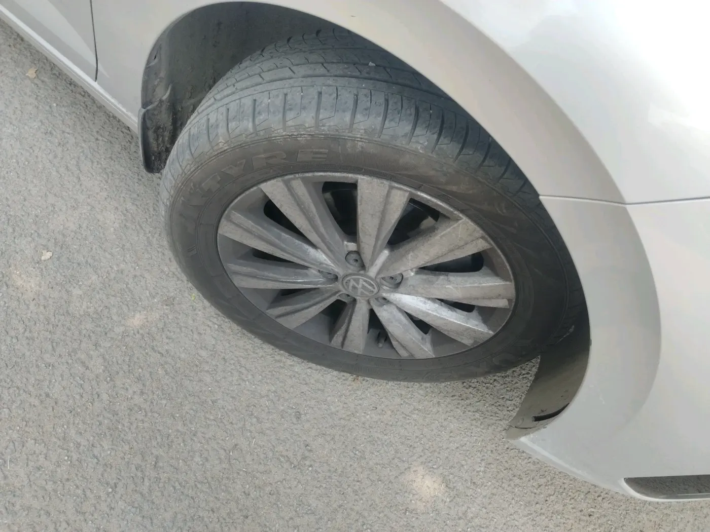 2022 Volkswagen VIRTUS HIGHLINE TSI 1.0 MT, Petrol, Manual, 85,000 km, tyre