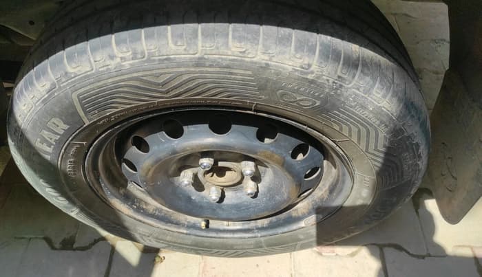 2014 Toyota Innova 2.5 GX 7 STR, Diesel, Manual, 1,92,912 km, tyre