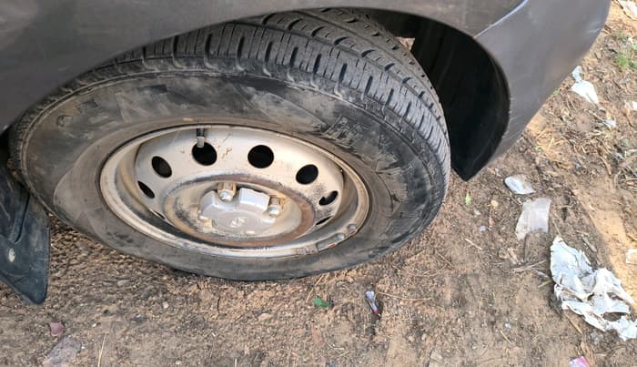 2013 Hyundai i10 ERA 1.1, Petrol, Manual, 1,28,325 km, tyre